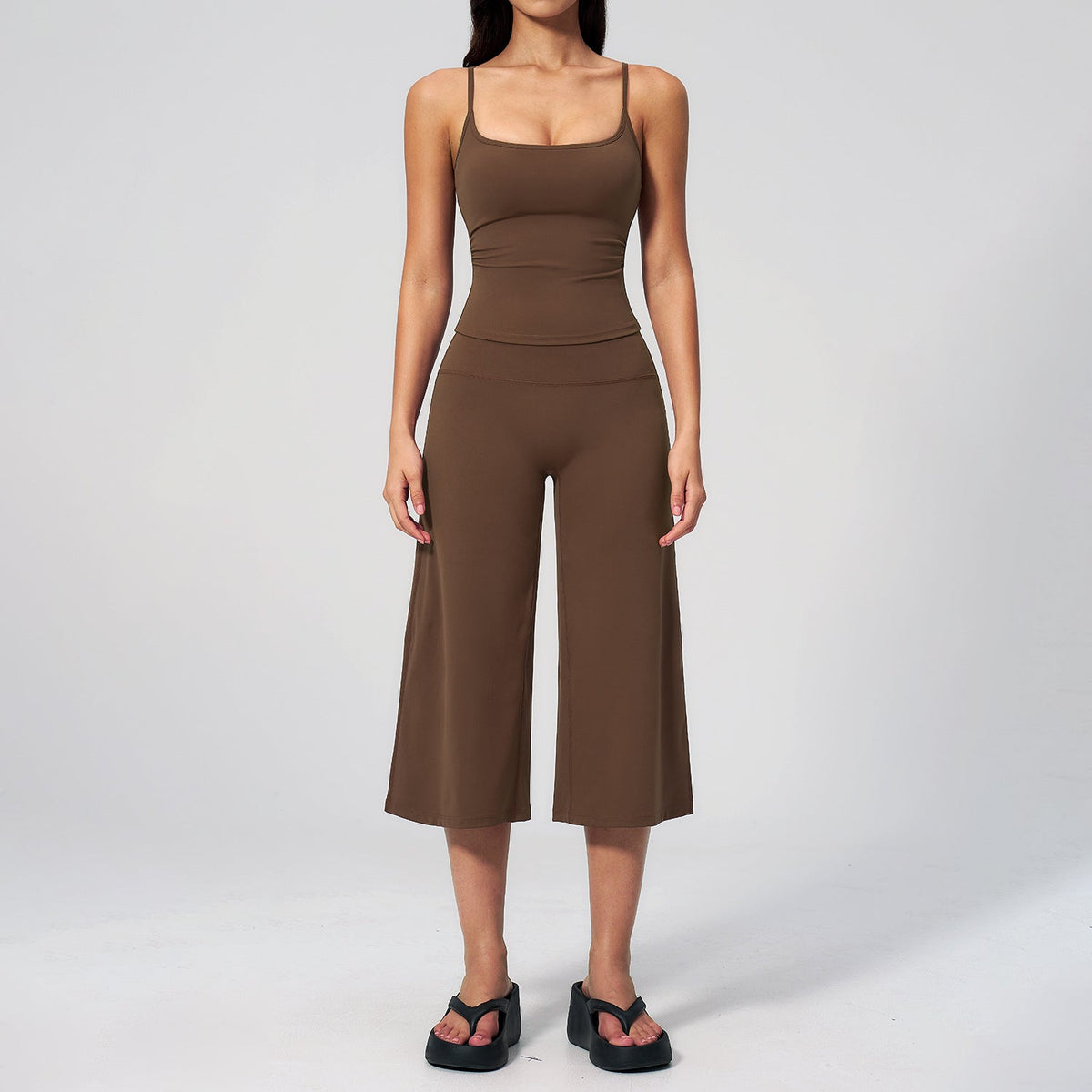 Slim-fit crew-neck tank top and cropped pants sportswear set