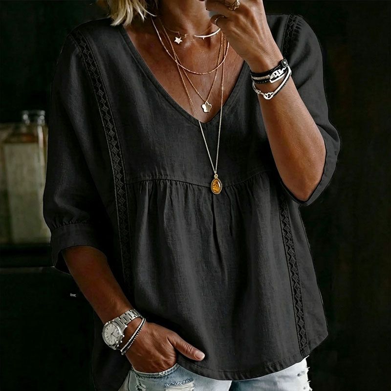 Casual, loose-fitting V-neck top with three-quarter sleeves