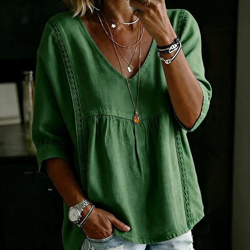 Casual, loose-fitting V-neck top with three-quarter sleeves